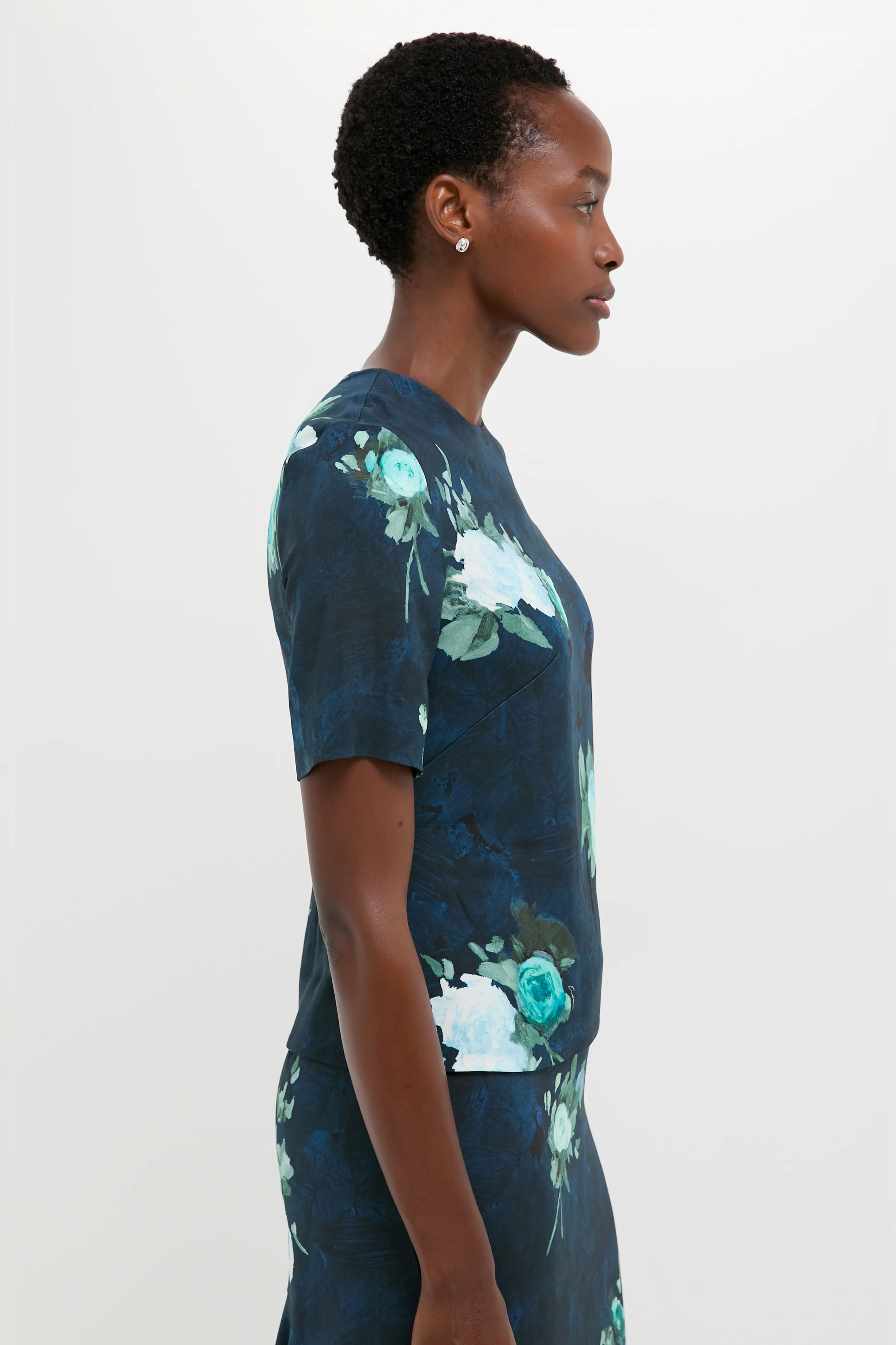 Abstract Rose Navy Short Sleeve Top - Image 3