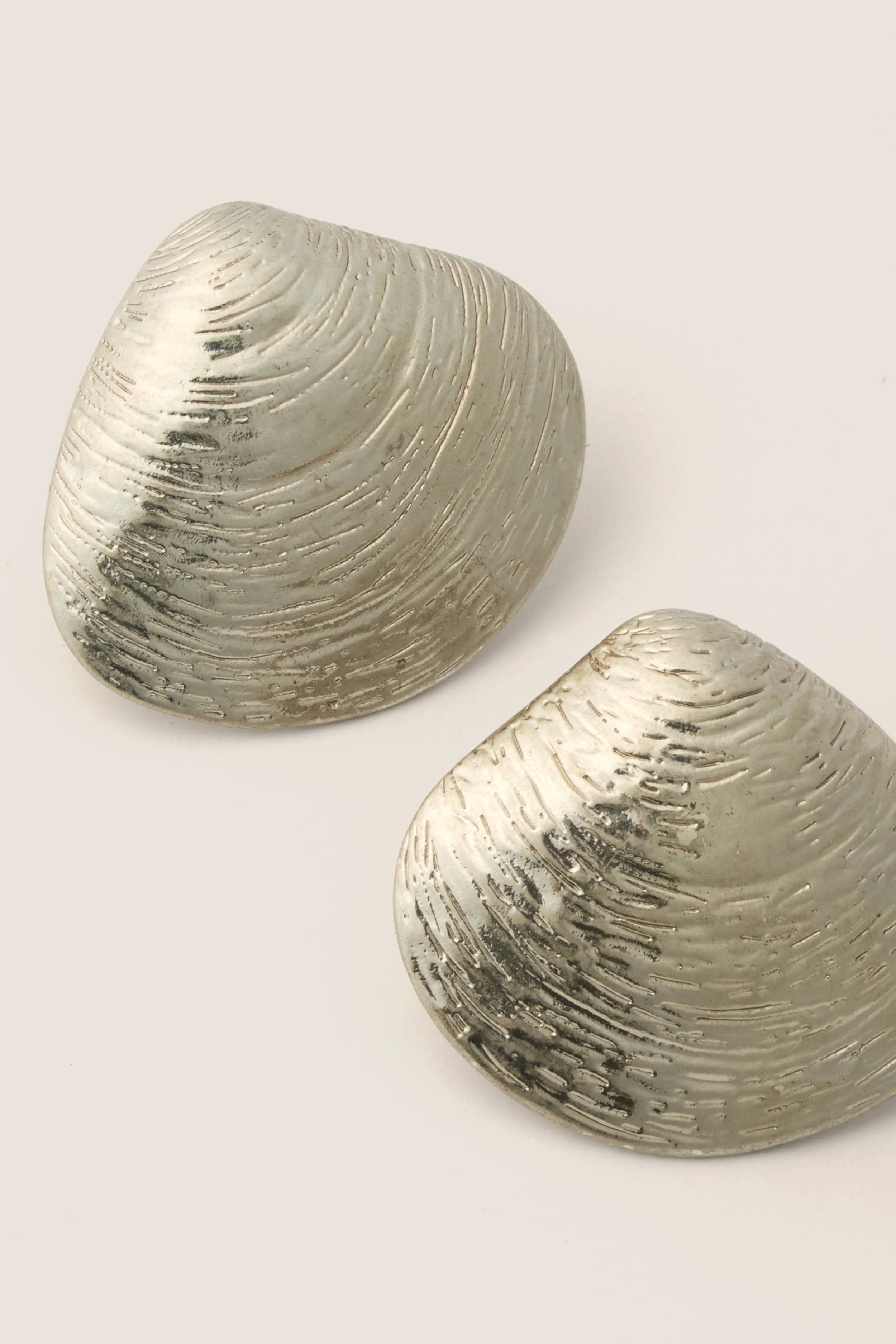 Antique Silver Clam Shell Earrings - Image 4
