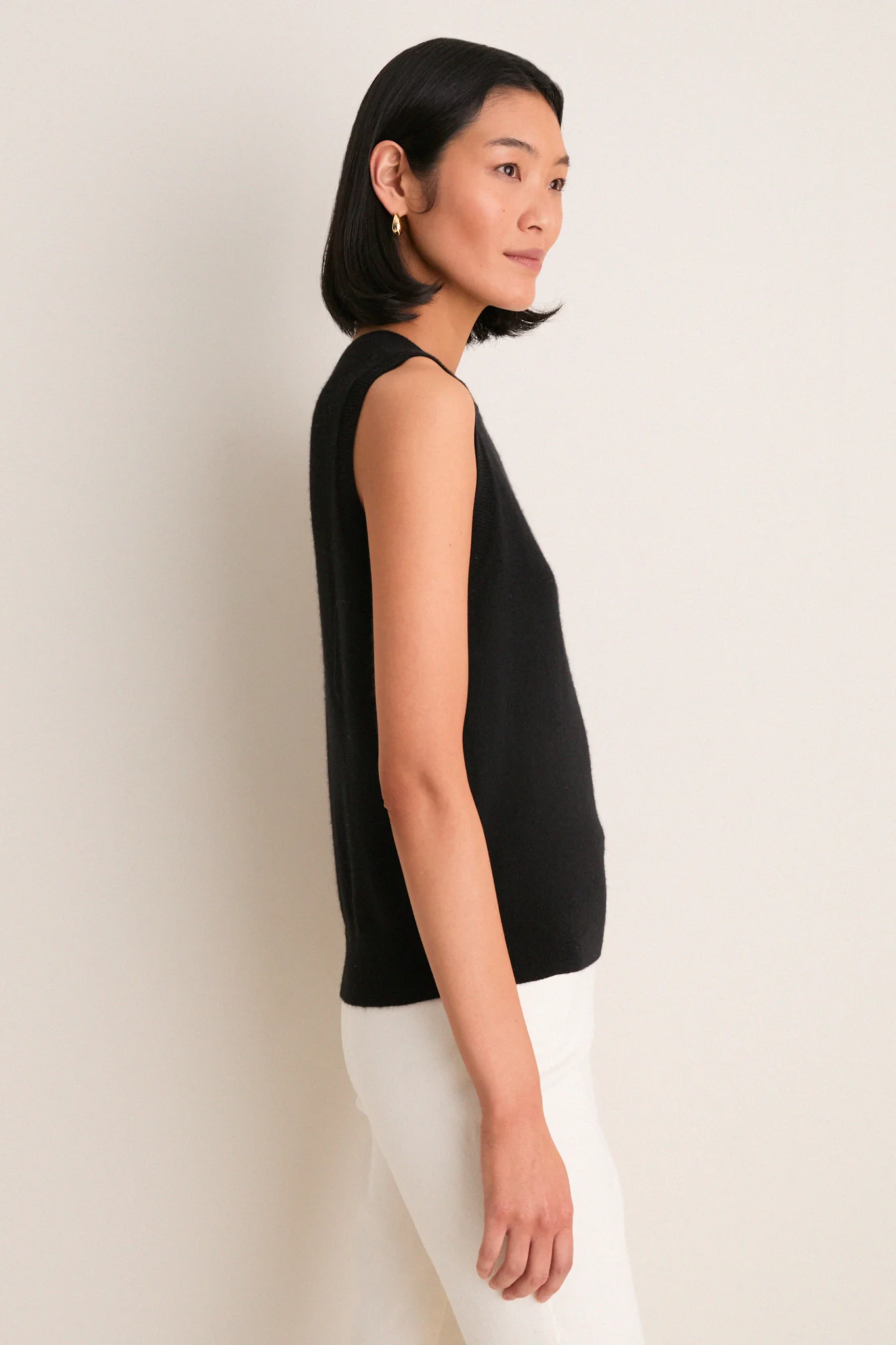 Black Cashmere Sleeveless Ava Shell - Image 3