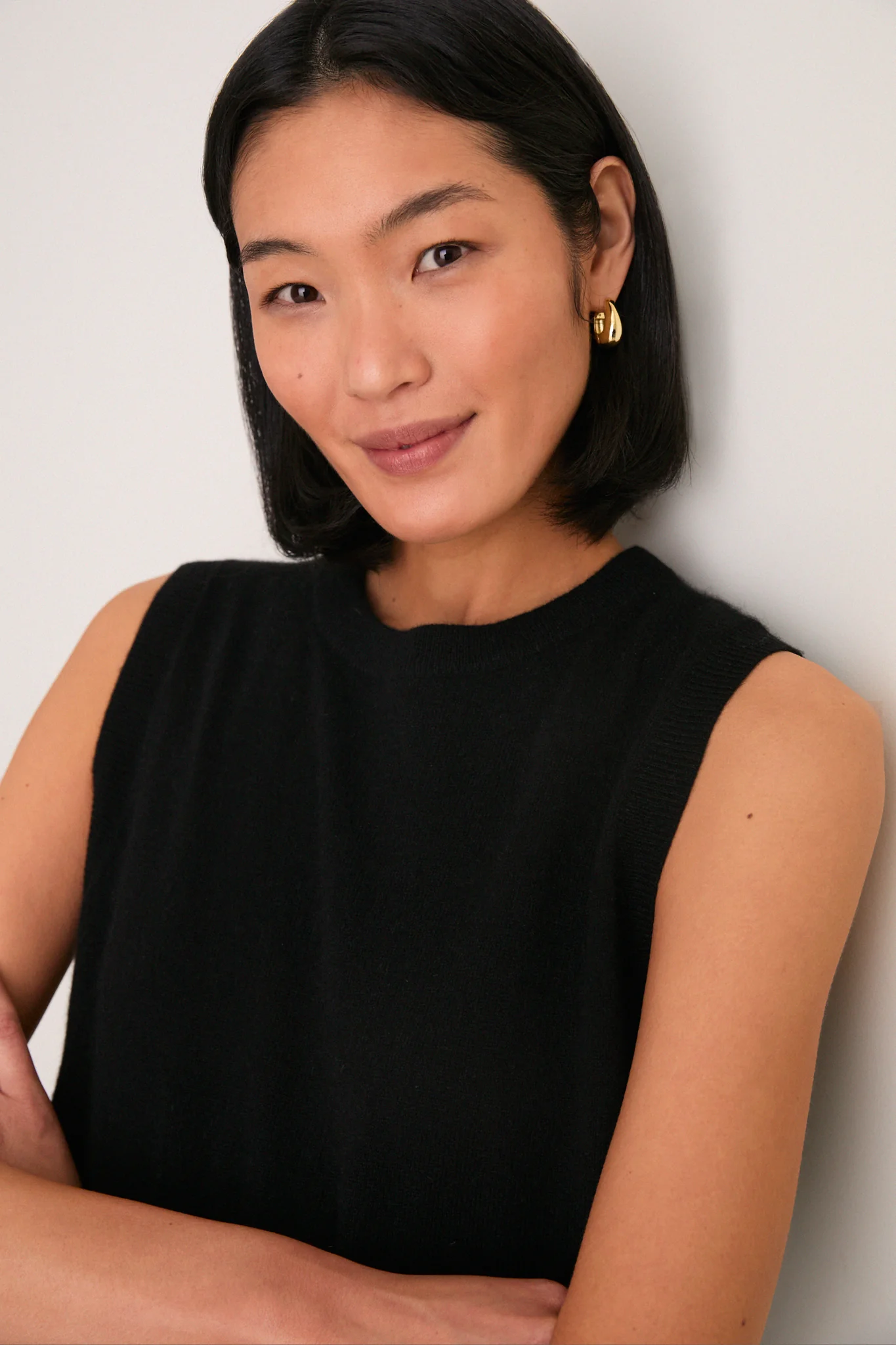 Black Cashmere Sleeveless Ava Shell - Image 5