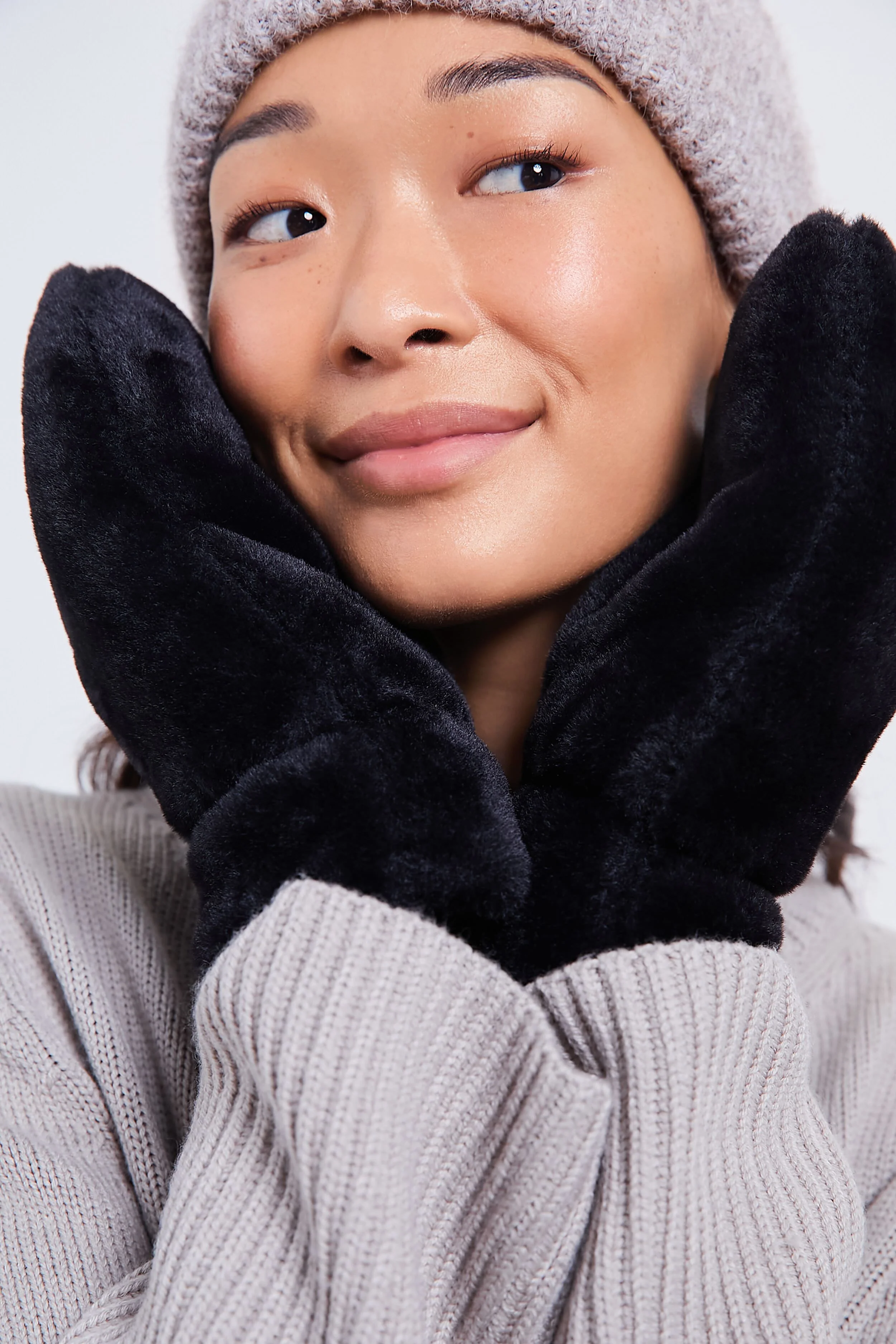 Black Faux Fur Mitten - Image 2