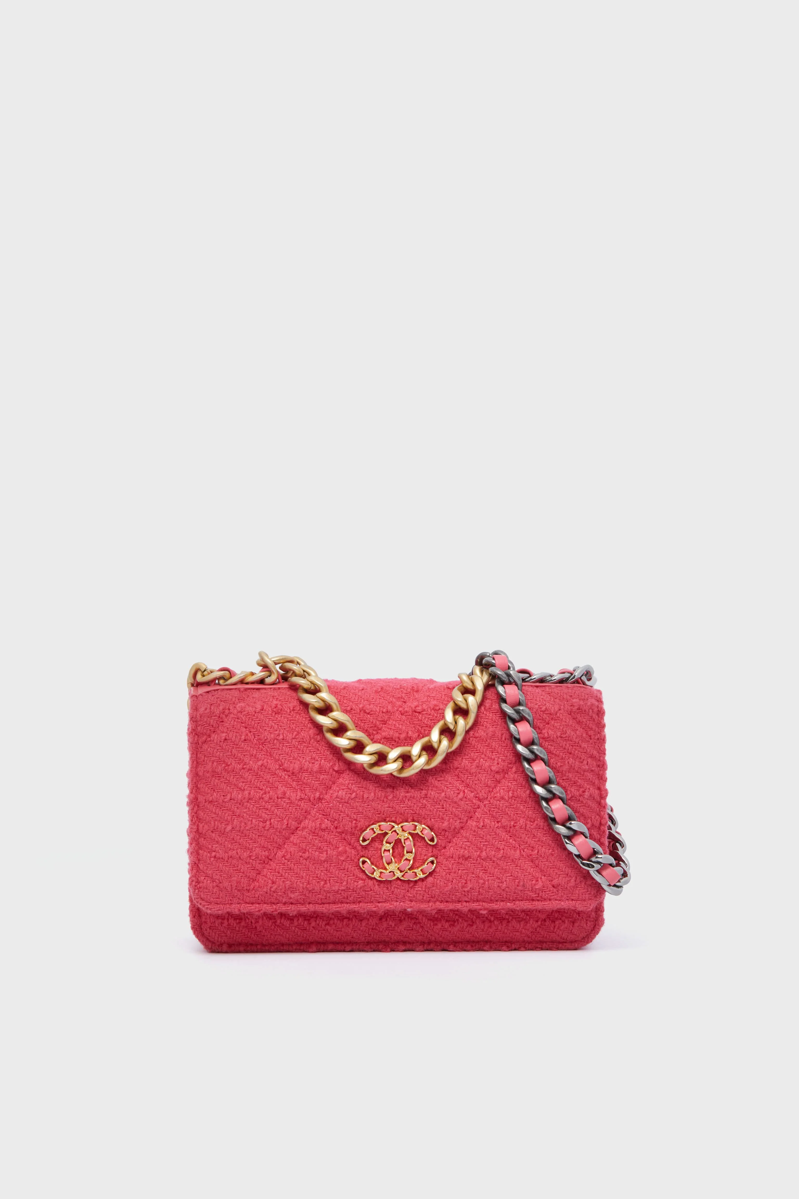 CHANEL Red Chanel 19 Wallet On Chain