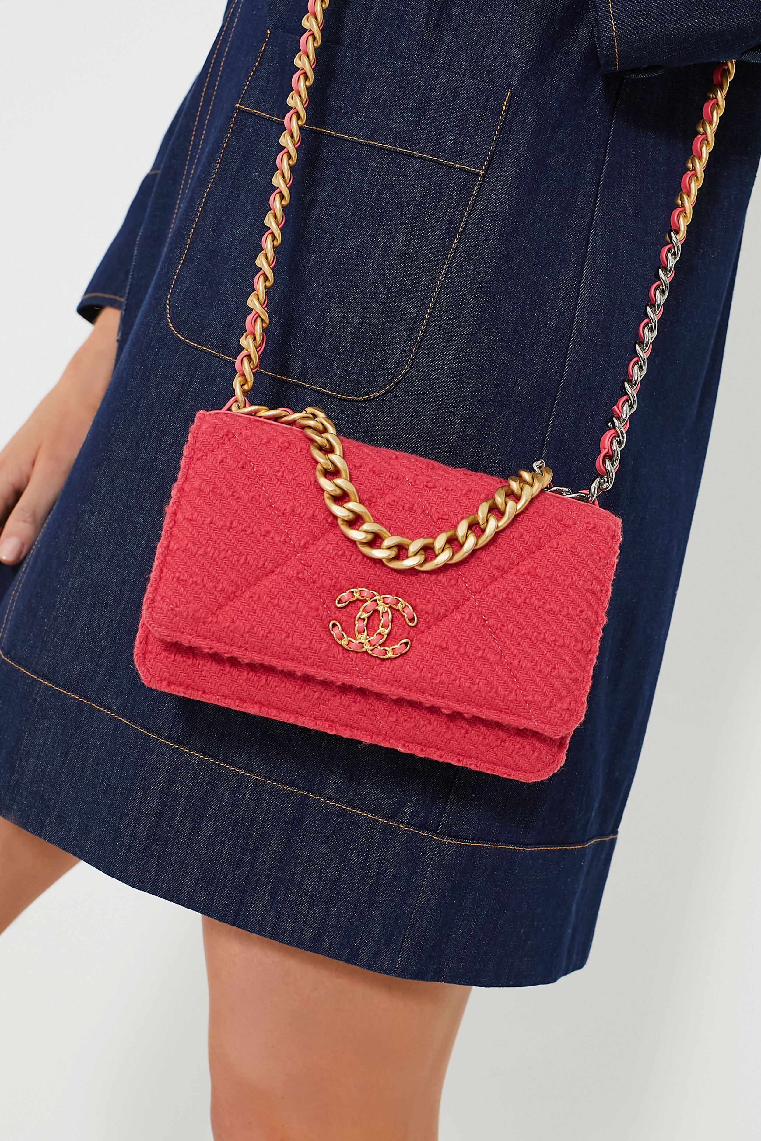 CHANEL Red Chanel 19 Wallet On Chain - Image 3