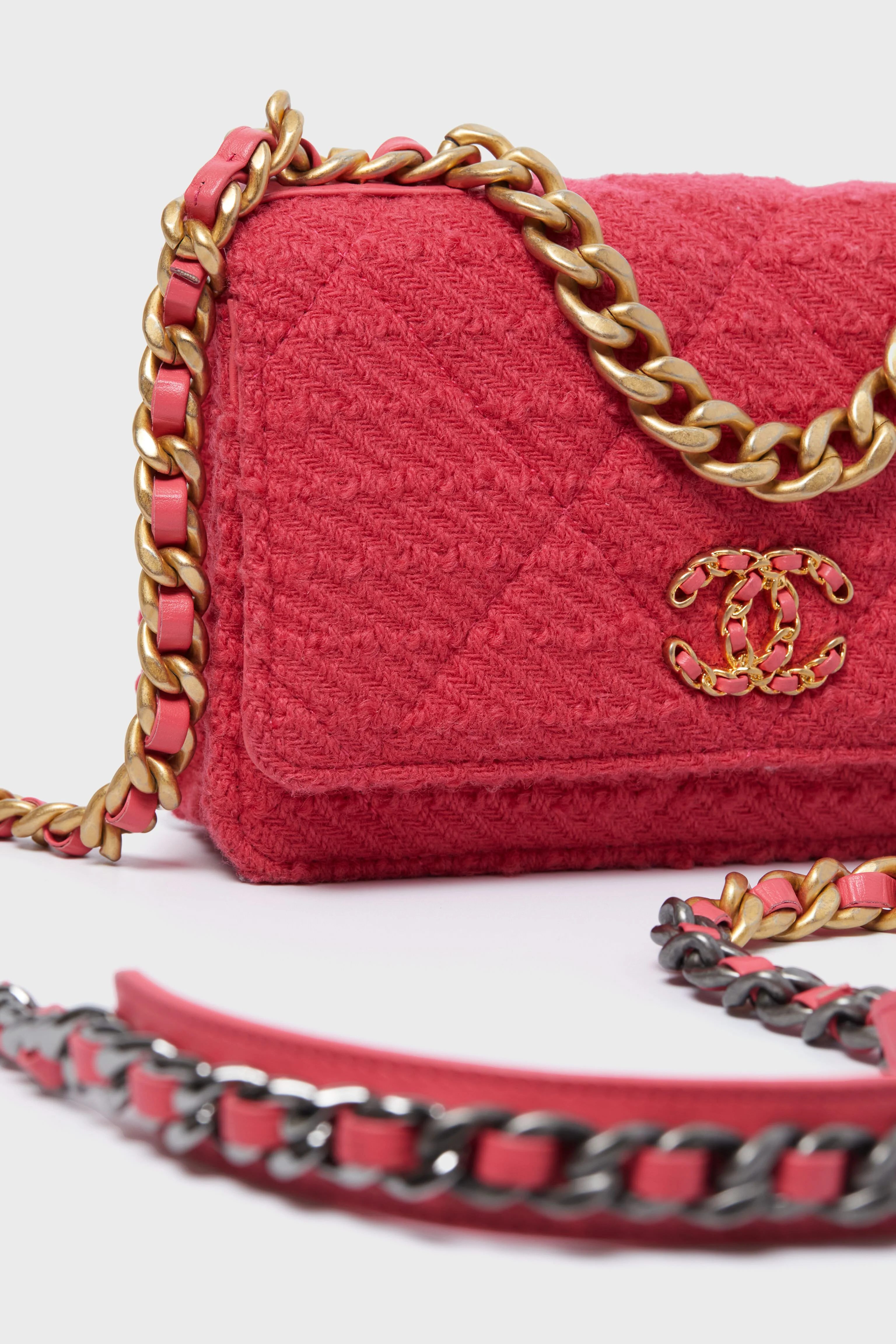 CHANEL Red Chanel 19 Wallet On Chain - Image 5