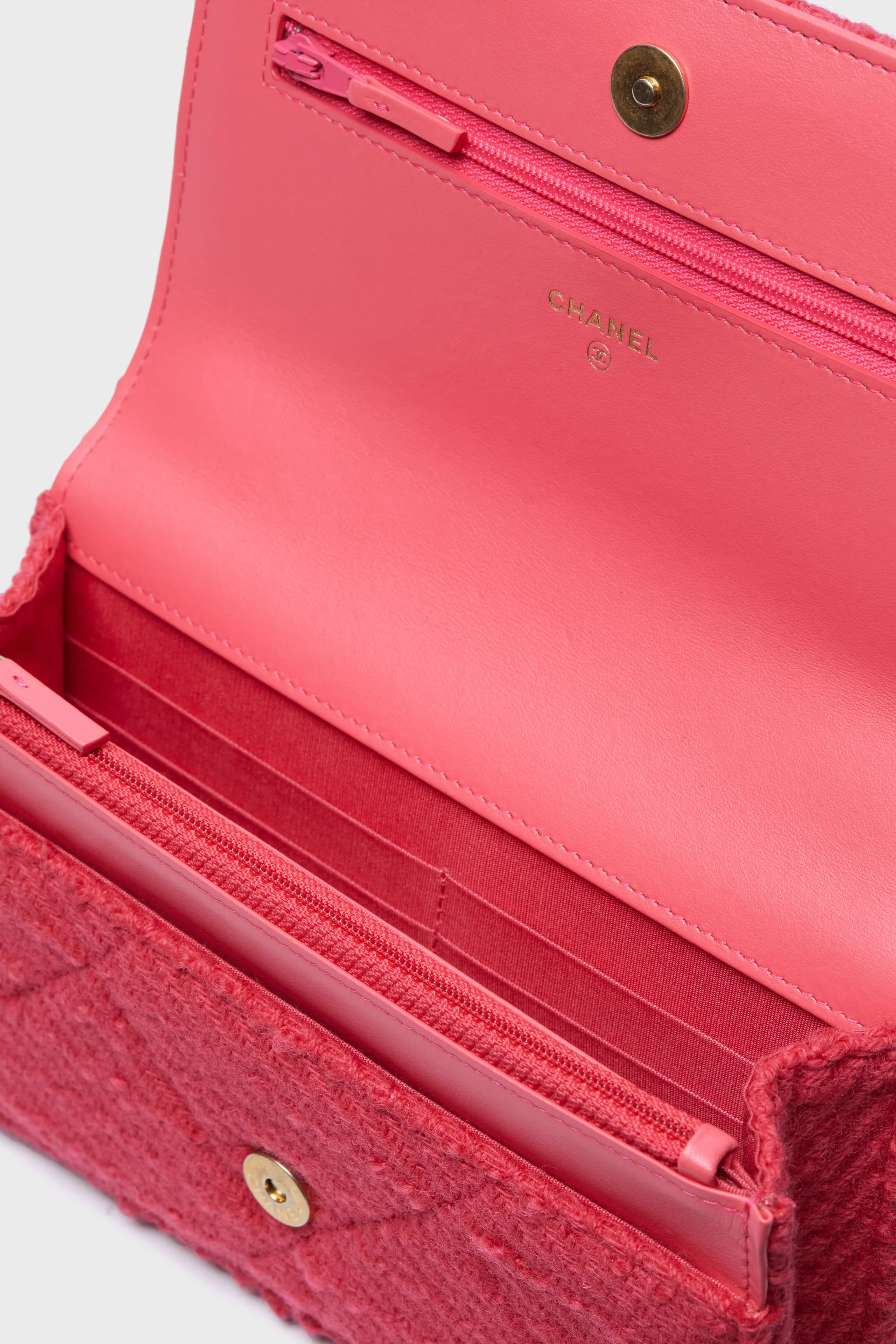 CHANEL Red Chanel 19 Wallet On Chain - Image 6
