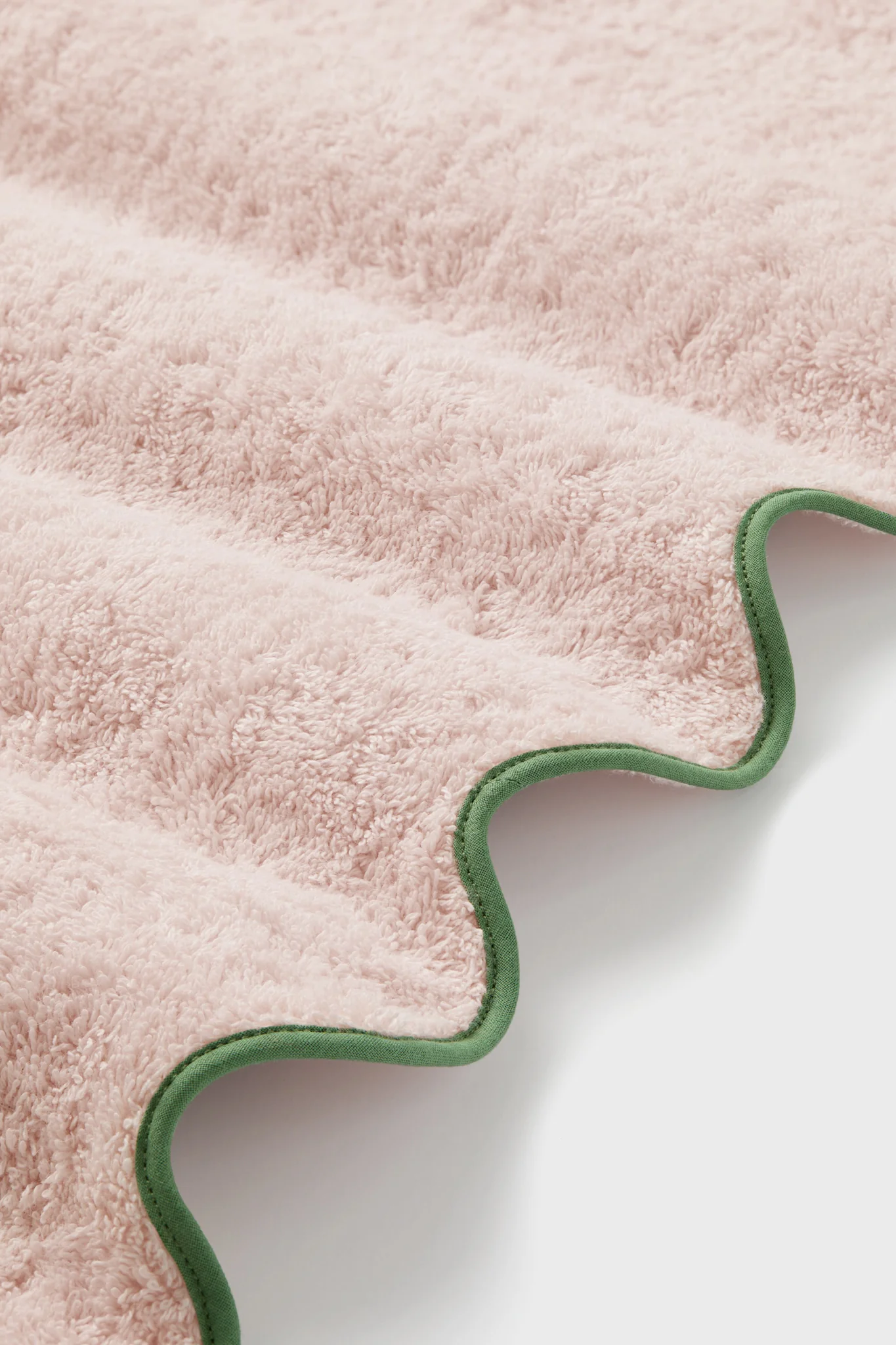 Exclusive Blush and Palm Cairo Scallop Bath Towel - Image 2