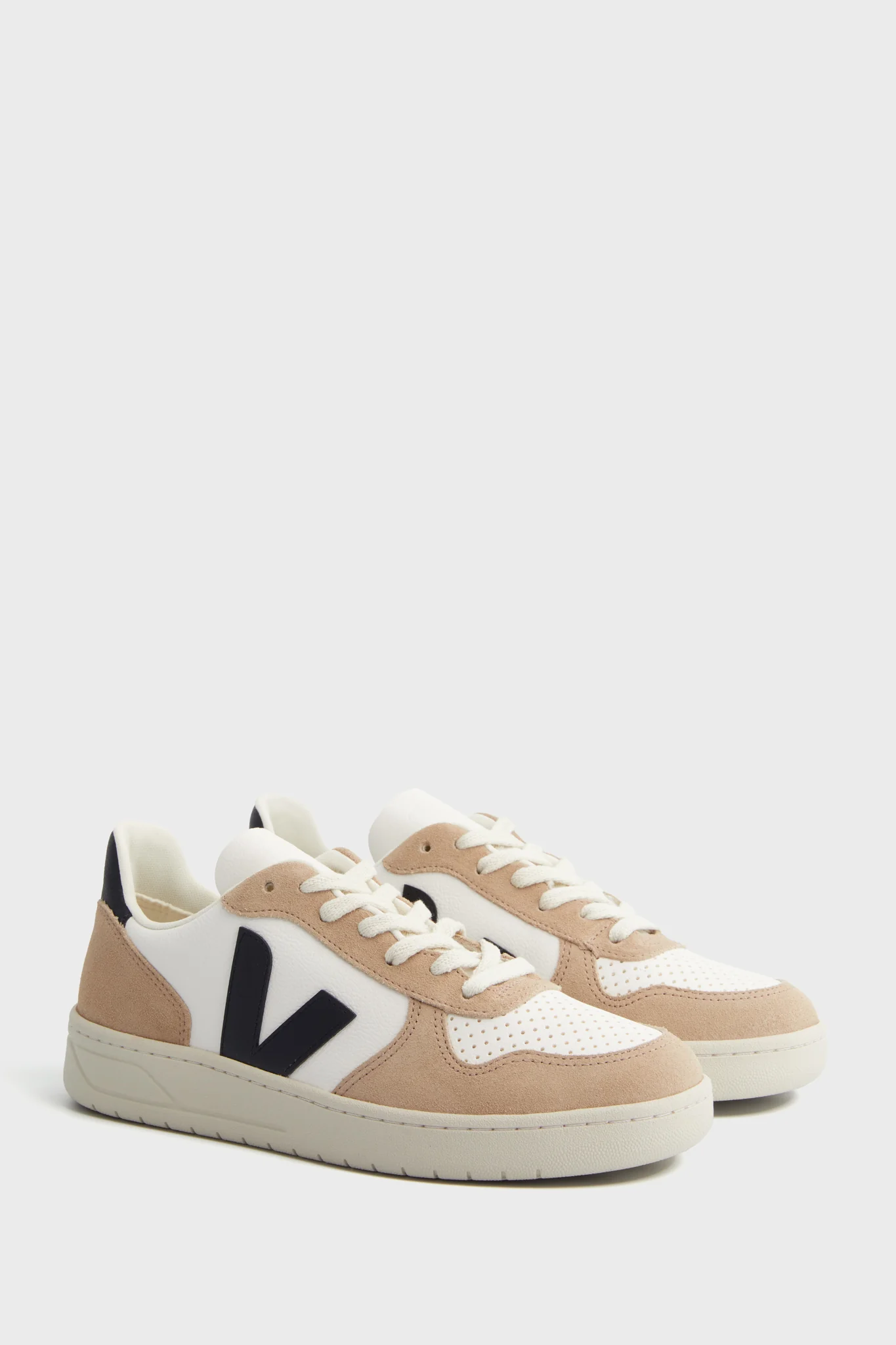 Extra White Black Sahara V-10 Sneakers - Image 3