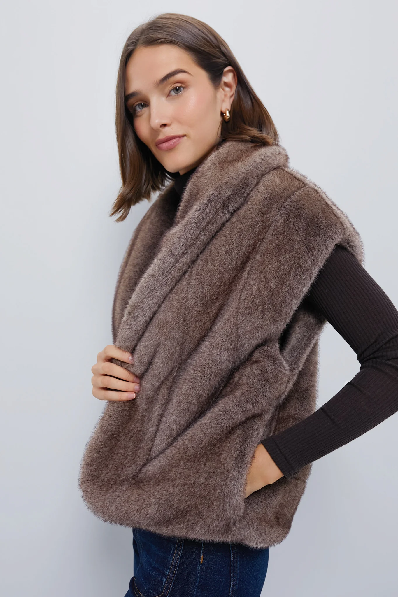 Oversized Aspen Faux Fur Vest - Image 3